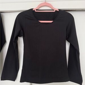 FLEECE LINED BASE LAYER LONG SLEEVE TOP IN BLACK WITH SCOOP NECK
